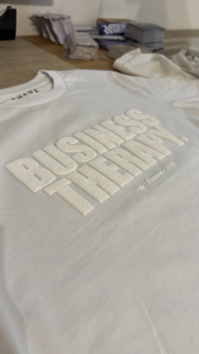 TEE "BUSINESS THERAPY" WOW PUFF - Image 4