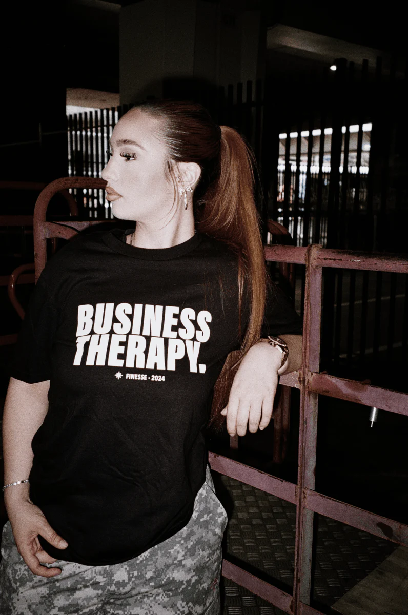 TEE "BUSINESS THERAPY" BLACK PUFF - Image 4